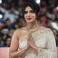 Aktris Priyanka Chopra menyapa penggemarnya saat tiba menghadiri Festival Film Internasional Marrakech ke-18 di Jemaa El Fnaa, Marrakech (5/12/2019). Priyanka Chopra tampil cantik memesona mengenakan busana sari emas dan brokat perak denga dengan kalung emas di lehernya. (AFP/Fadel Senna)