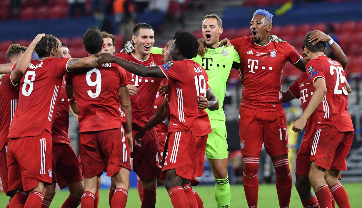 Pemain Bayern Munchen merayakan kemenangan atas Sevilla pada laga Piala Super Eropa 2020 di Puskas Arena, Budapest, Jumat (25/9/2020) dini hari WIB. Bayern Munchen menang 2-1 atas Sevilla. (AFP/Bernadett Szabo/pool)