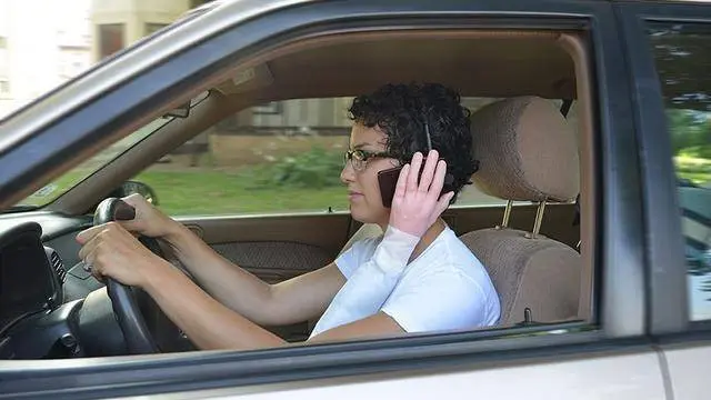 8 Potret Aksi Nyeleneh Orang saat Nyetir Mobil, Ada yang Multitasking