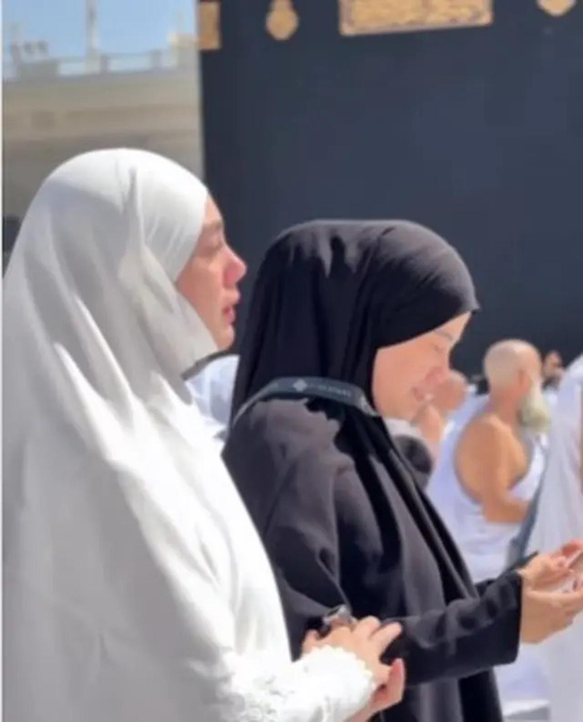 Potret Celine Evangelista Umrah, Suasana Penuh Haru di Tanah Suci