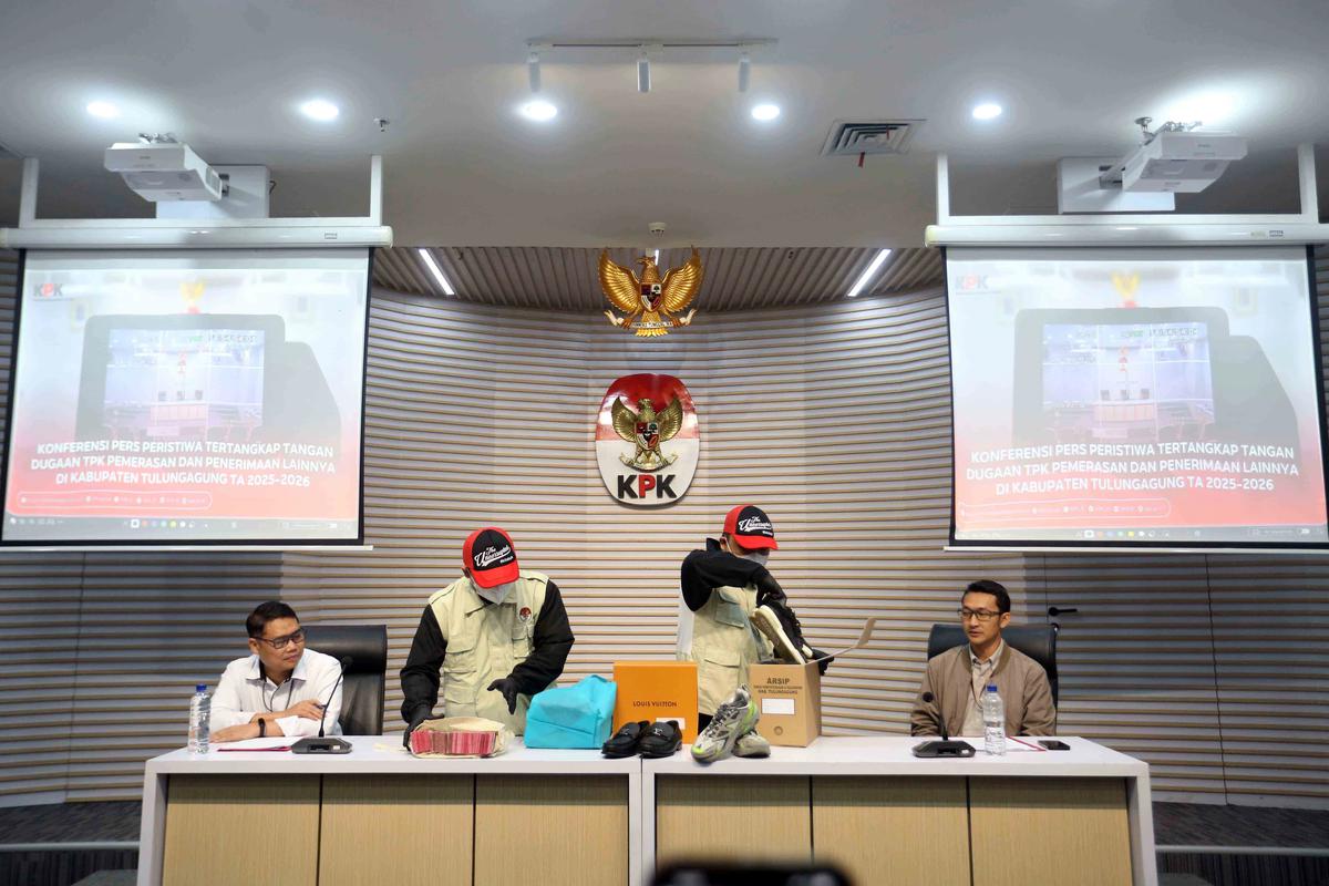 FOTO: KPK Tunjukkan Barang Bukti OTT Bupati Tulungagung