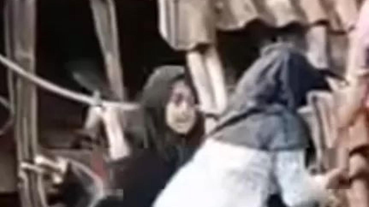 Ternyata Begini Ekstremnya Jalanan yang Bikin Pemotor Wanita Nyangkut di Atap Rumah Warga