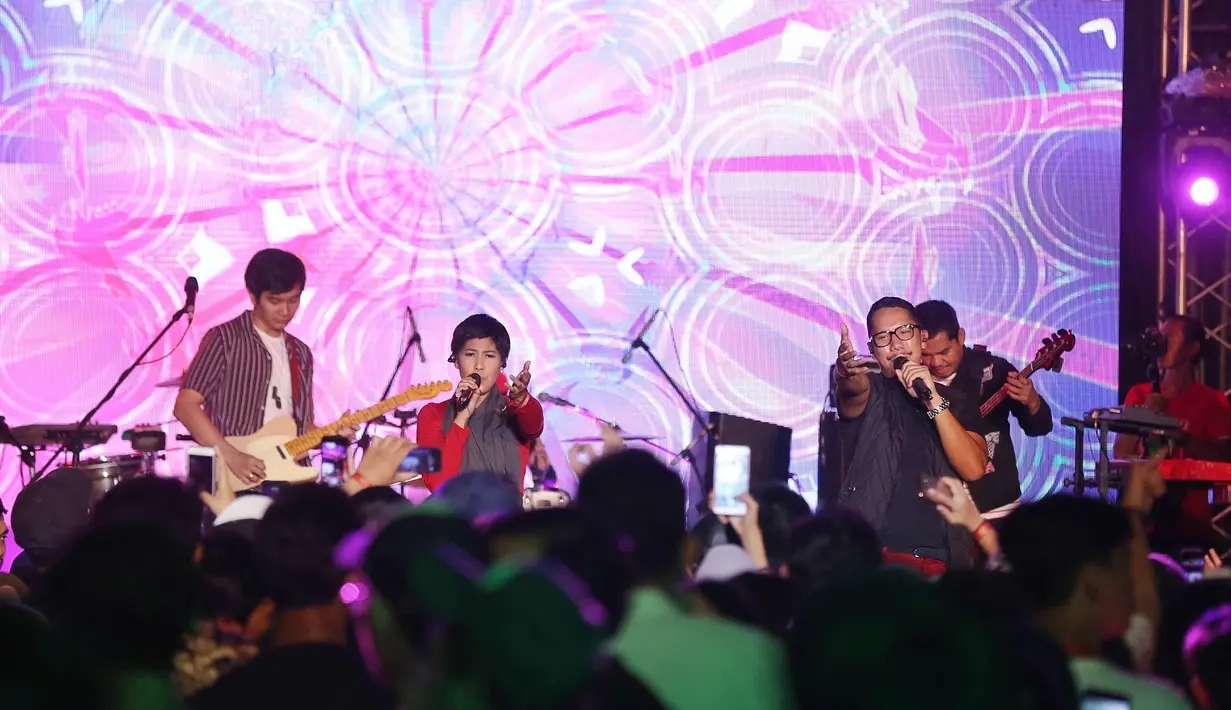 Selain Maliq & D'Essentials pada malam pucak perayaan kreativitas anak muda itu juga diramaikan oleh Hivi, Yura Yunita, Diskopantera, RamenGvrl. (Nurwahyunan/Bintang.com)