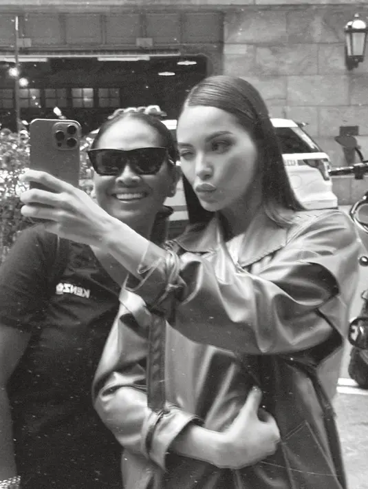 Selanjutnya, Alyssa terlihat lebih edgy dengan leather jacket warna coklat yang dipadukan dengan tatanan sleek hair-nya. [@alyssadaguise]