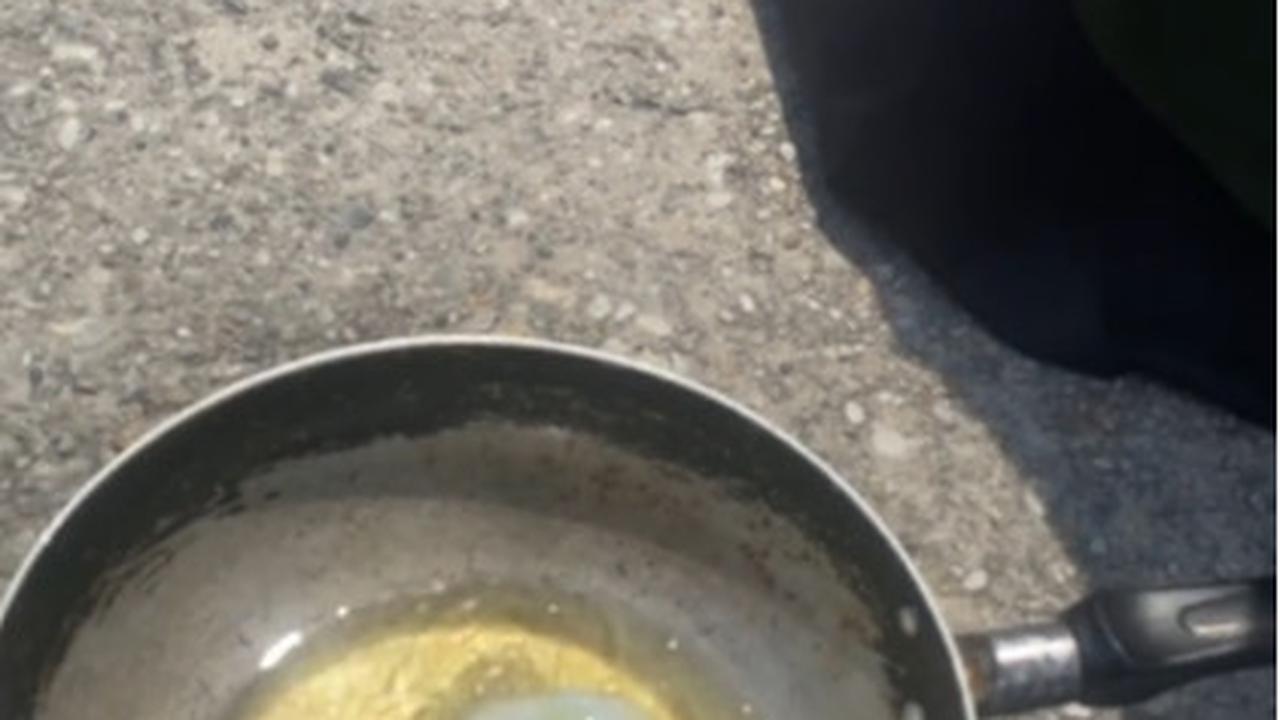 Imbas Cuaca Panas, Momen Pria Goreng Telur dengan Manfaatkan Terik Matahari Ini Curi Perhatian