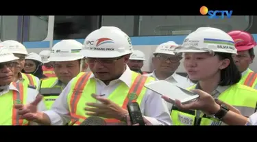 Menteri Perhubungan Budi Karya Sumadi, didampingi Direktur Konstruksi PT MRT Jakarta Silvia Halim, mengecek kondisi gerbong MRT asal Jepang, yang tiba sejak Rabu (4/4) lalu.