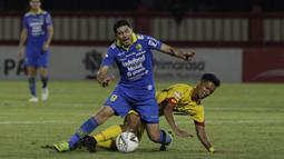 Gelandang Persib Bandung, Esteban Vizcarra, berebut bola dengan pemain Bhayangkara FC pada laga Shopee Liga 1 di Stadion PTIK, Jakarta, Rabu (23/10). Persib tahan imbang 0-0 Bhayangkara FC. (Bola.com/Yoppy Renato)