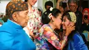 Sesuai tradisi Jawa, mempelai wanita menerima siraman air dari orangtua dan 7 sesepuh atau orang yang dituakan dalam keluarga. Termasuk para sesepuh dari Solo yang merupakan tempat kelahiran Ibundanya Rasti, Erna Santoso. (Nurwahyunan/Bintang.com)