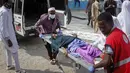 Seorang wanita yang terluka dalam pemboman dibawa ke sebuah rumah sakit di Mogadishu, Somalia (13/2/2021). Polisi mengatakan seorang pembom bunuh diri tewas dan sejumlah warga sipil terluka.  (AP Photo/Farah Abdi Warsameh)