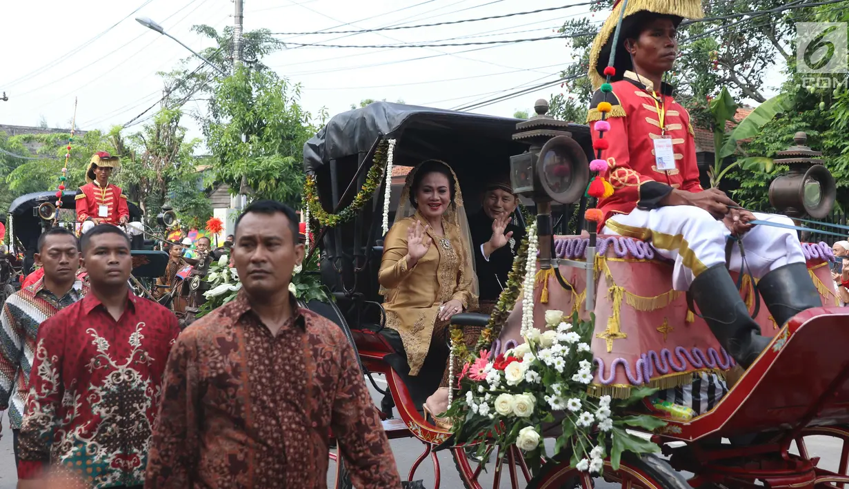 Keluarga dari mempelai pria, Muhammad Bobby Afif Nasution berada di kereta kencana menuju Graha Saba Buana, Solo, Rabu (8/11). Kahiyang Ayu dan Bobby Nasution menggunakan kereta kencana menuju lokasi akad nikah mereka. (Liputan6.com/Angga Yuniar)