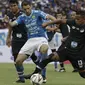 Gelandang Persib Bandung, Srdan Lopicic, berebut bola dengan gelandang TIRA Persikabo, Manahati Lestusen, pada laga Piala Presiden 2019 di Stadion Si Jalak Harupat, Bandung, Sabtu (2/3). Persib kalah 1-2 dari TIRA. (Bola.com/Yoppy Renato)