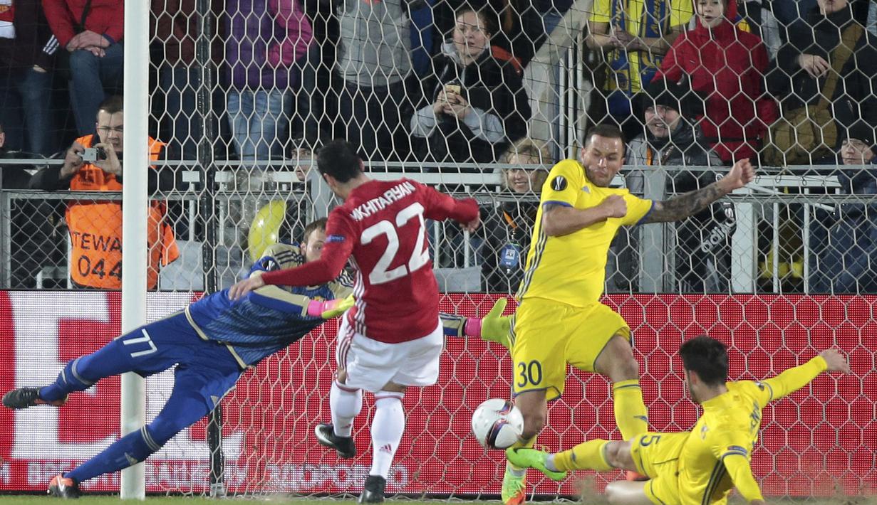 Aksi pemain Manchester United, Henrikh Mkhitaryan membobol gawang FC Rostov pada leg pertama Babak 16 Besar Liga Europa di OLimp 2 Stadium Rostov-on-Don, Russia (9/3/2017). MU bermain imbang 1-1. (AP/Denis Tyrin)