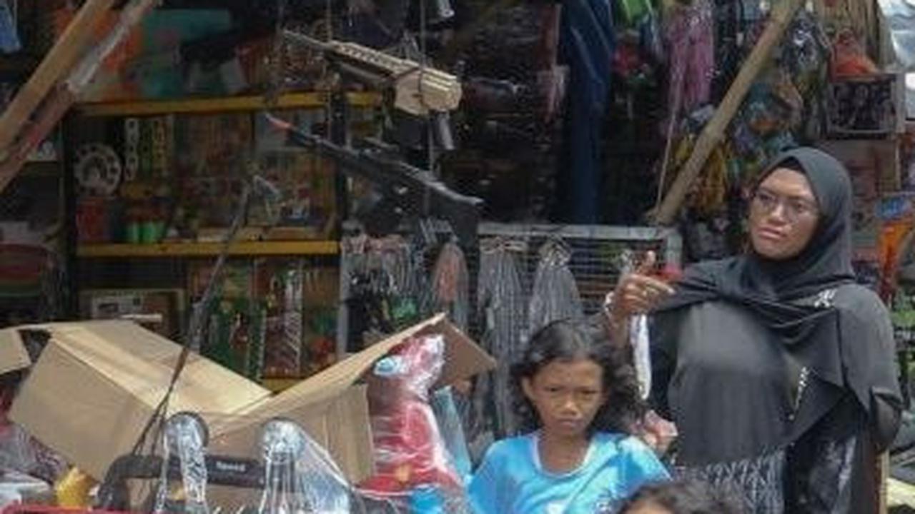 Reaksi anak-anak pun ketika diajak orang tua berkunjung ke pasar mainan ini terlihat riang gembira. Foto: liputan6.com / Herman Zakharia