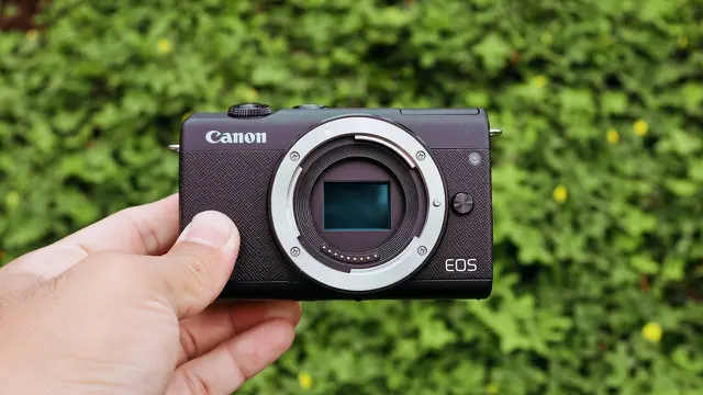 Canon EOS M200