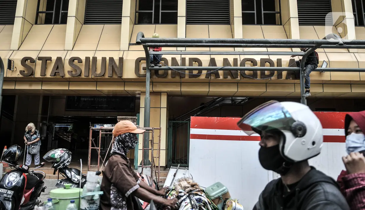Kendaraan melintas di depan Stasiun Gondangdia, Jakarta Pusat, Kamis (8/4/2021). Stasiun Gondangdia akan menjadi salah satu stasiun terpadu yang pembangunannya meliputi penataan pedestrian, tempat khusus bagi pedagang. (merdeka.com/Iqbal S. Nugroho)