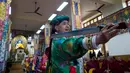 Seniman Tibet melakukan tarian pedang saat menyambut Tahun Baru mereka yang disebut Losar di Dharmsala, India (16/2). (AP/Ashwini Bhatia)