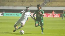 *FOTO Bek Tira Persikabo, Artyom Filiposyan (kiri) mencoba menghentikan laju pemain PSS Sleman, Jefri Kurniawan, saat kedua tim bertemu di laga pekan kedua Shopee Liga 1 2020, Minggu (8/3/2020). (Bola.com/Vincentius Atmaja)