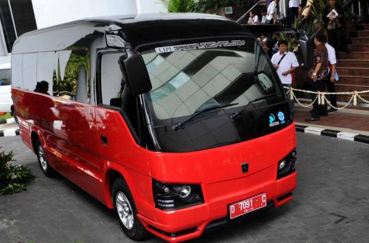 Menristek uji coba minibus listrik nasional