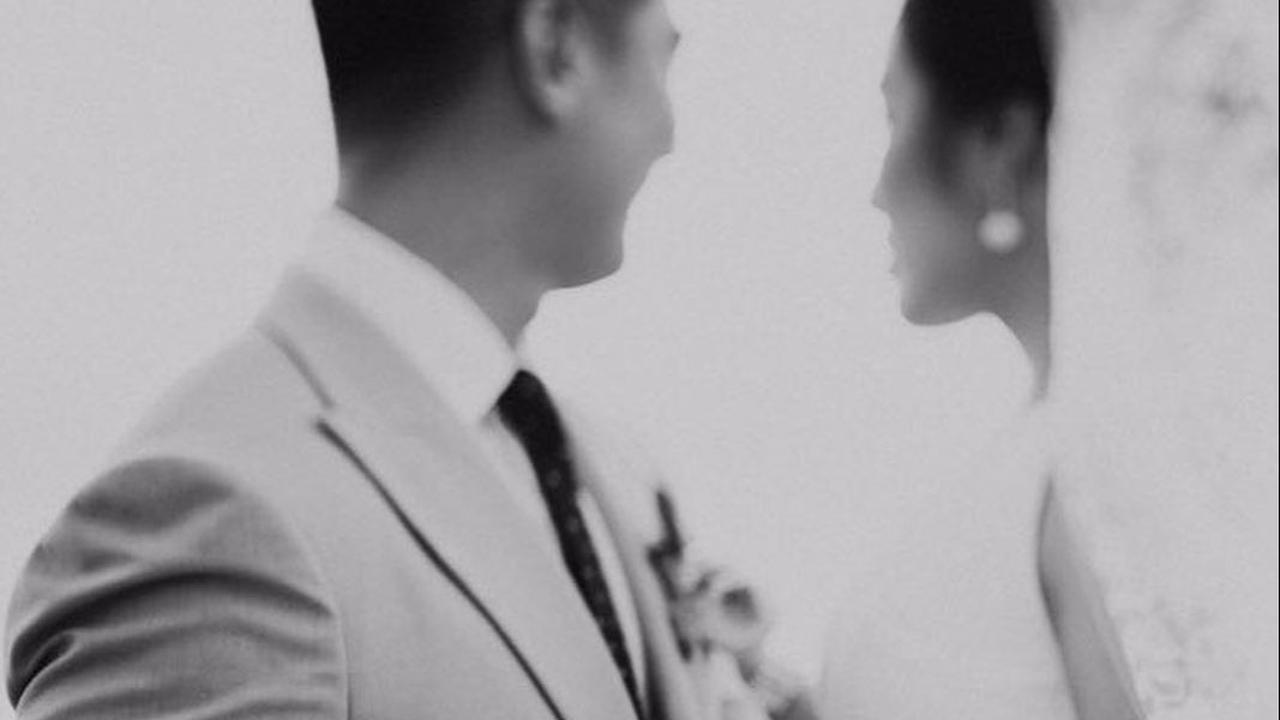 Foto pernikahan Chef Arnold dan Tiffany Soetanto langsung menuai banyak komentar dari netizen. Tak sedikit yang salfok dengan penampilan cantik Tiffany Soetanto.<br>