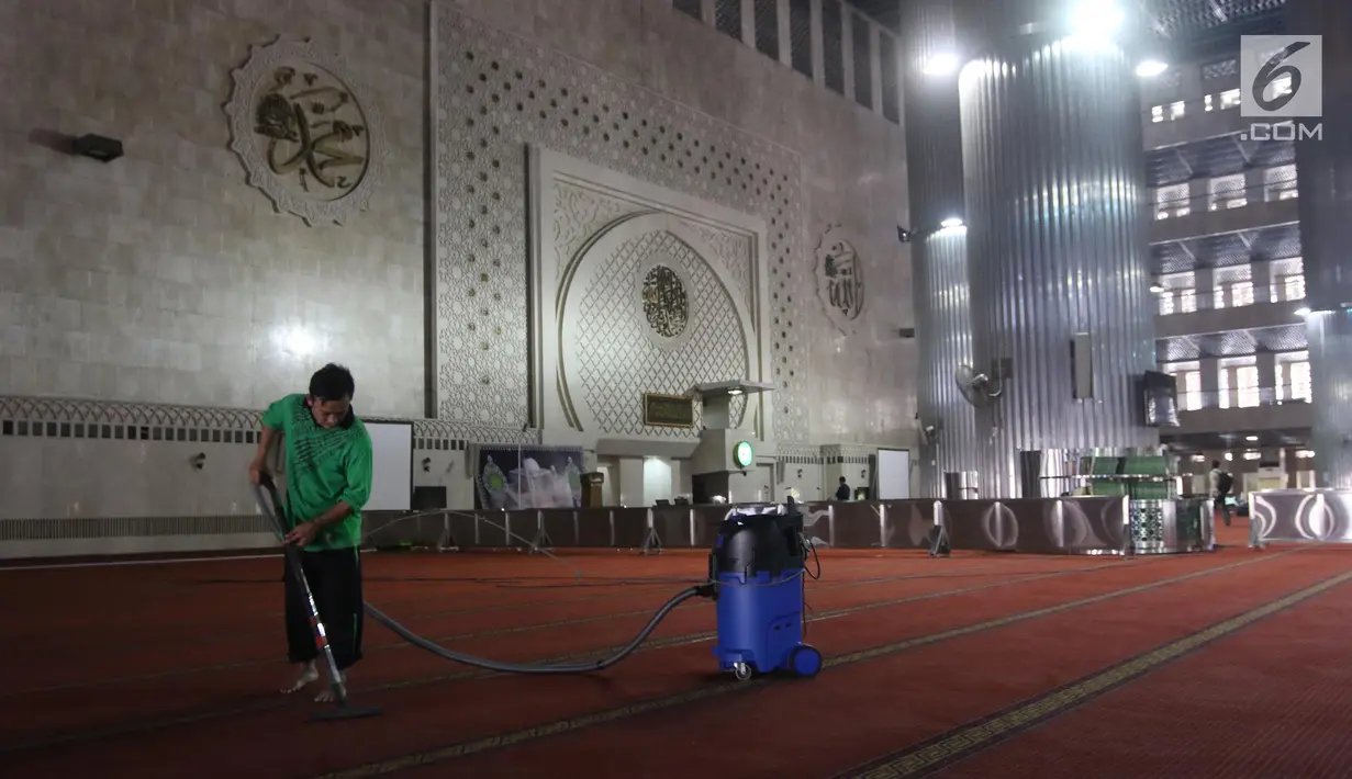 Petugas membersihkan karpet Masjid Istiqlal, Jakarta, Selasa (15/5). Kegiatan tersebut dalam rangka menyambut Bulan Suci Ramadan untuk memberikan rasa nyaman bagi jamaah saat menjalankan ibadah. (Liputan6.com/Arya Manggala)
