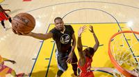 Kevin Durant kembali memperkuat Golden State Warriors pada laga NBA kontra New Orleans Pelicans, Minggu (9/4/2017)  WIB. Ini laga perdana Durant setelah absen 19 laga. (NBA)