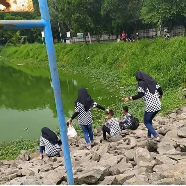 5 Momen Kompakan di Tempat Umum Ini Malah Bikin Geleng Kepala