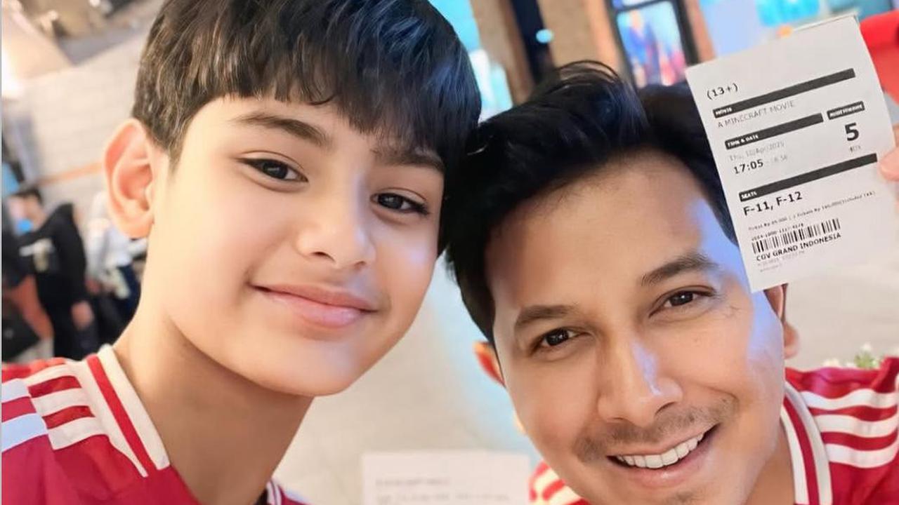 5 Potret Sonny Septian dan Faaz Habiskan Quality Time bersama dengan Jersey Serasi