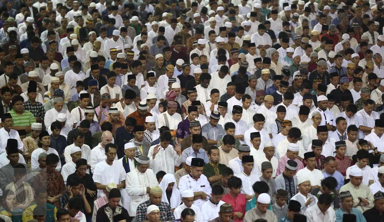 Ribuan umat muslim mengikuti salat Idul Fitri di Masjid Istiqlal, Jakarta, Rabu (6/7). Wapres Jusuf Kalla dan Ketua MPR Zulkifli Hasan serta sejumlah anggota kabinet juga melaksanakan salat Ied di masjid tersebut. (Liputan6.com/Faizal Fanani)