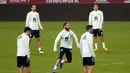 Bek Spanyol Sergio Ramos (tengah) dan rekan satu timnya mengikuti sesi latihan di stadion La Cartuja di Seville (17/11/2020). Spanyol akan bertanding melawan Jerman pada Matchday 6 UEFA Nations League 2020 di Estadio La Cartuja de Sevilla. (AFP/Cristina Quicler)