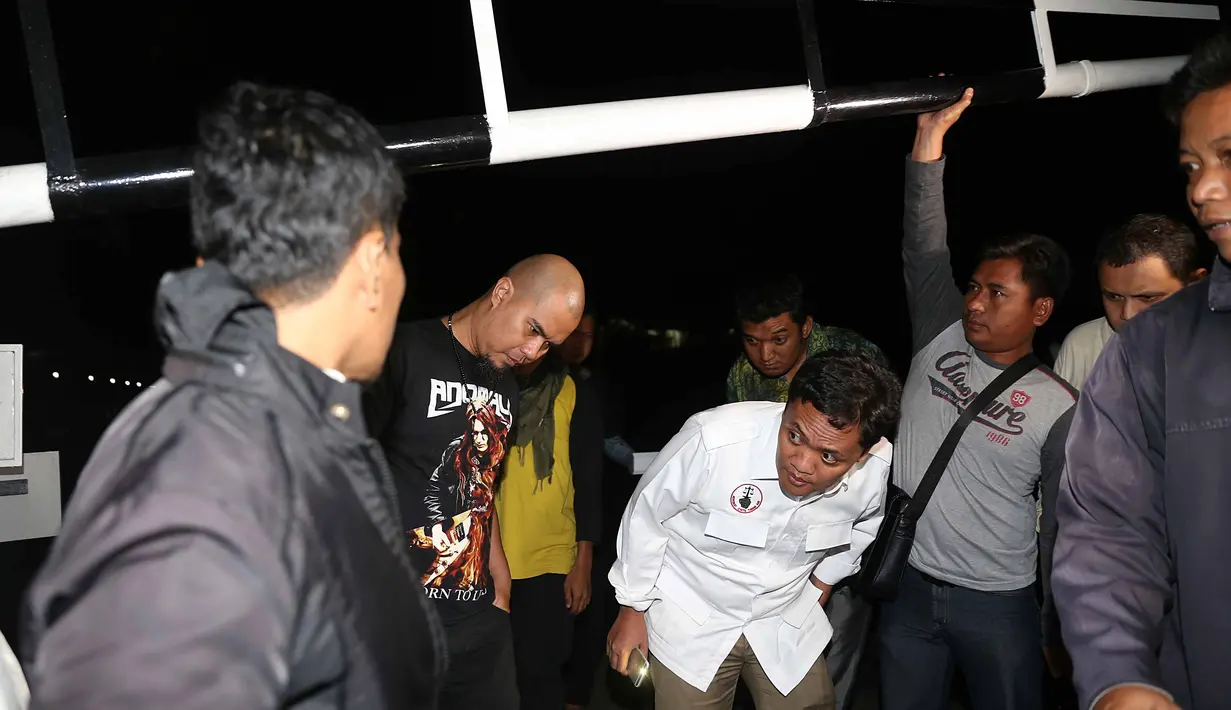 Keluar dari Markas Komando (Mako) Brimob, Kelapa Dua, Depok sekitar pukul 01.50 WIB, Ahmad Dhani menjelaskan terkait pemeriksaan sejak ditangkap Jumat (2/12) pagi di Hotel Sari Pan Pacific, Jakarta. (Nurwahyunan/Bintang.com)