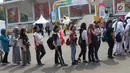 Calon suporter tim Indonesia mengantre masuk Istora GBK untuk menyaksikan laga Para Bulutangkis, Jakarta, Jumat (12/10). Sejumlah atlet para bulutangkis Indonesia berlaga dipartai final dan semi final. (Liputan6.com/Helmi Fithriansyah)