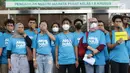 Aktivis berjejer menunggu proses pengajuan gugatan warga menuntut hak mendapatkan udara bersih di Pengadilan Negeri Jakarta Pusat, Kamis (4/7/2019). Gugatan ditujukan ke Presiden RI, Menteri LHK, Mendagri, Menkes, Gubernur DKI Jakarta, Banten dan Jawa Barat. (Liputan6.com/Helmi Fithriansyah)