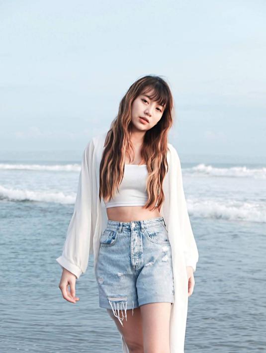 Dalam media sosial Instagram pribadi miliknya, Ghea yang kerap menyapa penggemarnya dengan berbagai potret aktivitasnya sehari-hari ini memang selalu mencri perhatian. Bisa tampil gaya dengan berbagai model busana, Ghea pun tetap menawan dengan gaya busana kasual maupun feminim.(Liputan6.com/IG/@gheaindrawari)