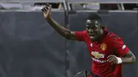 Eric Bailly (atas) menghindari adangan pemain Club America, Luis Reyes (bawah) pada laga uji coba di University of Phoenix Stadium, Glendale, Arizona, (19/7/2018). MU bermain imbang 1-1. (AP/Ralph Freso)