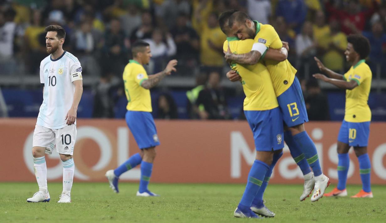 Striker Argentina, Lionel Messi, tampak lesu usai ditaklukkan Brasil pada laga Copa America 2019 di Stadion Mineirao, Rabu (3/7). Brasil menang 2-0 atas Argentina. (AP/Natacha Pisarenko)