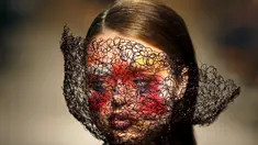 Seorang model wanita memakai busana rancangan desainer Valentim Quaresma selama acara Lisbon Fashion Week, Portugal, Sabtu (10/10/2015). Busana yang ditampilkan dalam acara ini merupakan koleksi musim panas 2016. (REUTERS/Rafael Marchante)