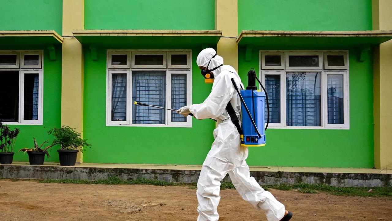 FOTO: Pencegahan Dini Flu, BPBD Aceh 'Cuci' Asrama Sekolah dengan Disinfektan