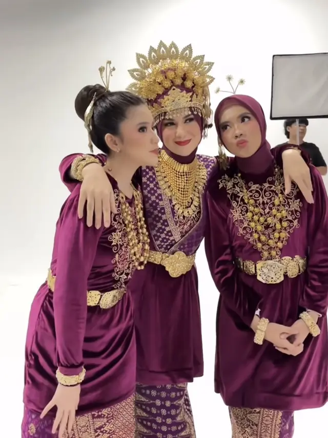 Irish Bella Melakukan foto keluarga dengan dua busana menarik. [ @_irishbella_]