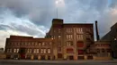 Pabrik Horween Leather Co di Chicago, AS (15/1). Pabrik pembuatan kulit ini dibangun oleh keluarga imigran Ukraina pada tahun 1905. (AP Photo/Charles Rex Arbogast)