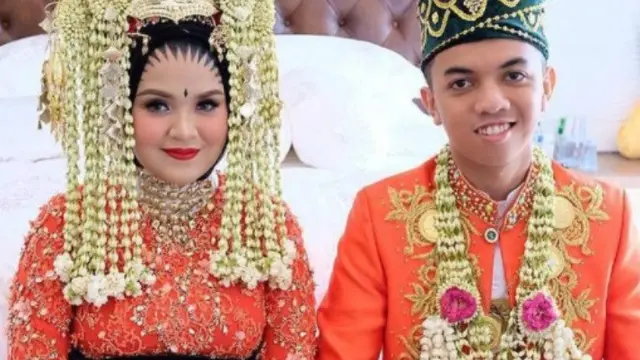 Kedua mempelai tampak serasi mengenakan busana bernuansa oranye (Instagram/marlenehariman)