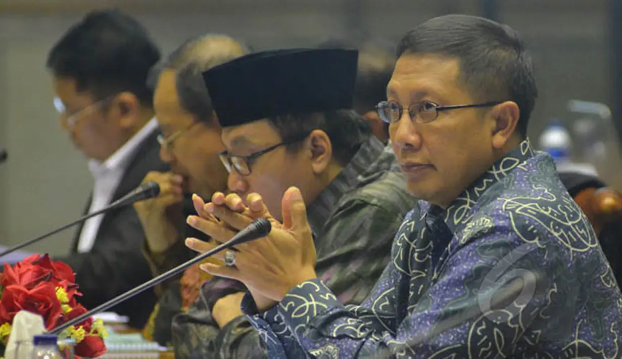 Menteri Agama Lukman Hakim mengikuti rapat yang membahas alokasi Anggaran Pendapatan dan Belanja Negara Perubahan (APBN-P) Tahun 2015 Hasil pembahasan Badan Anggaran DPR-RI dengan Komisi VIII DPR, Jakarta, Rabu (11/2). (Liputan6.com/Andrian M Tunay)