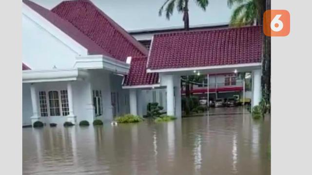 Rujab Bupati Sinjai Terendam Banjir (Liputan6.com/Fauzan)