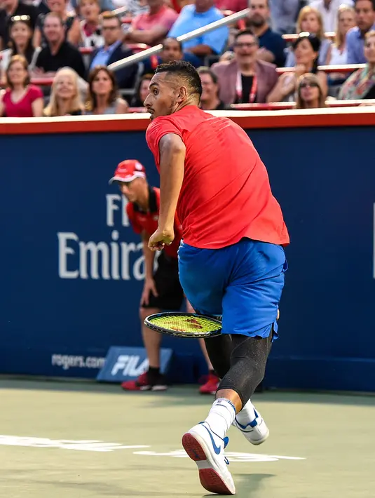 Petenis Australia, Nick Kyrgios mengembalikan bola melalui celah di antara keduanya ke arah petenis Jerman, Alexander Zverev pada turnamen Piala Rogers di Montreal, 10 Agustus 2017. Zverev menang 6-4, 6-3 atas Kyrgios (Minas Panagiotakis/Getty Images/AFP)