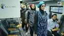 Model mengenakan kain batik dan tenun di kereta api bandara, Jakarta, Kamis (2/5/2019). Peragaan busana ini juga untuk mengenalkan batik dan tenun kepada masyarakat luas. (Liputan6.com/Immanuel Antonius)