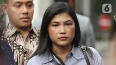 Kekasih Brigadir Nofryansyah Yosua Hutabarat atau Brigadir J, Vera Simajuntak, tiba untuk konferensi per di salah satu hotel di kawasan Jakarta Barat, Kamis (29/9/2022). Kedatangan Vera Simajuntak bersama keluarga sang kekasih tersebut di Jakarta terkait berkas perkara kasus pembunuhan Brigadir J telah lengkap atau P21. (Liputan6.com/Herman Zakharia)