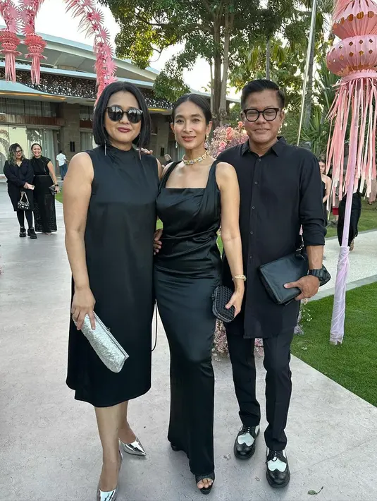 Aktris dan pebisnis Happy Salma tampil ayu dibalut wide stra[ bodycon dress berwarna hitam. Serta dipermanis dengan perhiasan Tulola.  [Foto: IG/happysalma].