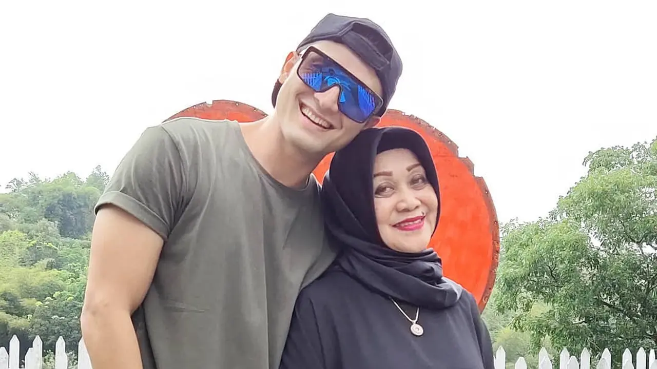 Ibunda Meninggal Dunia, Ini 6 Potret Kebersamaan Indra Bruggman dan Sang Mama