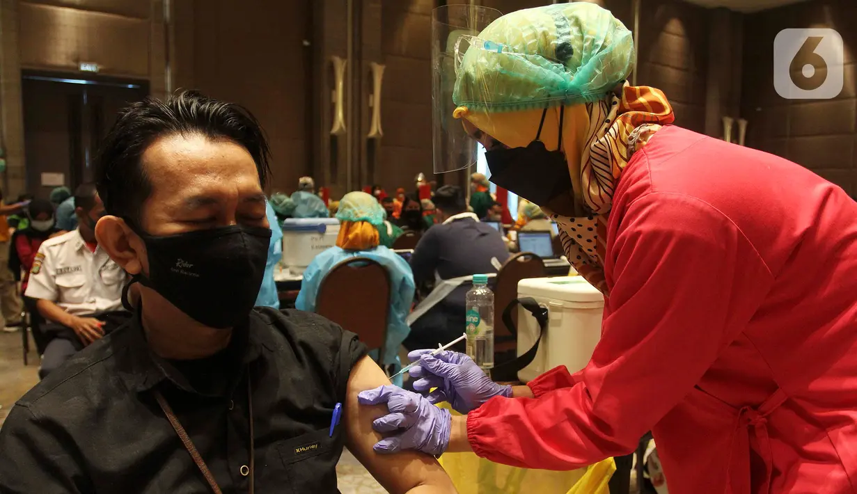 Seorang pria mengikuti vaksinasi gelombang II pelaksanaan vaksinasi Covid-19 di Ballroom Novotel Tangerang, pada Senin,(1/3/2021). Pelaksanaan vaksinasi Covid-19 tersebut digelar Dinas Kesehatan Kota Tangerang. (merdeka.com/Arie Basuki)