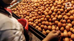 Penjual memilih telur ayam ras yang dijual di Pasar Kebayoran Lama, Jakarta, Minggu (5/3/2023). Komoditas yang mengalami kenaikan kebutuhan pangan antara lain telur ayam naik 6,77 persen atau sebesar 715 ton, daging sapi naik 5,13 persen atau sebesar 368 ton. (Liputan6.com/Johan Tallo)