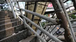Tiang Jembatan penyeberangan orang (JPO) di Jalan Iskandarsyah Raya, Blok M, Jakarta yang terbuat dari besi sudah berkarat dan keropos, Kamis (23/8). Karena keropos, ada bagian bawah tiang yang menggantung. (Liputan6.com/Faizal Fanani)